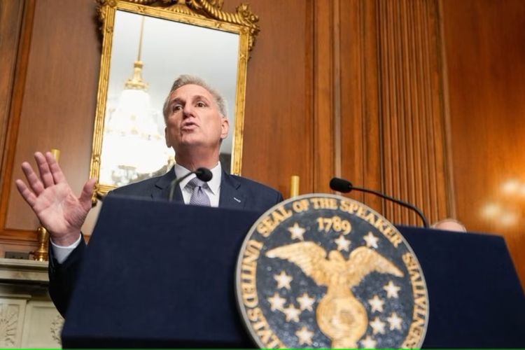 Ketua DPR AS Kevin McCarthy memberi keterangan pers setelah DPR sepakat meloloskan RUU Anggaran sementara untuk menghindari penghentian kegiatan pemerintah atau government shutdown di Washington DC, AS, Sabtu, 30 September 2023. Selang beberapa hari, pada Selasa (3/10/2023), pemungutan suara DPR memutuskan  Kevin McCarthy digulingkan.