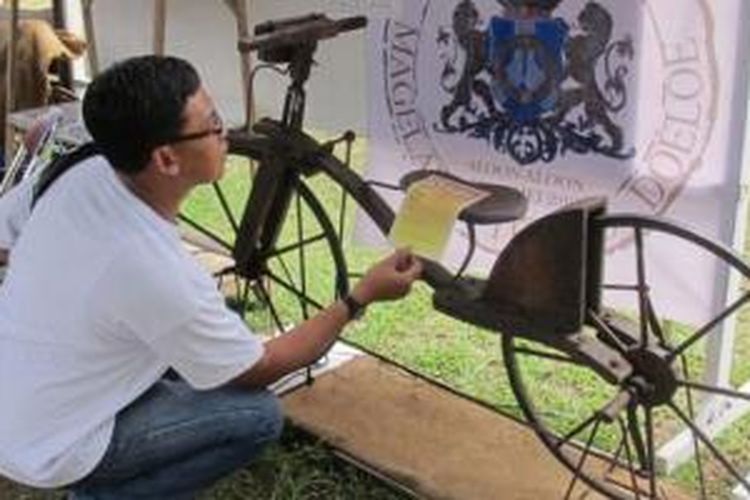 Seorang pengunjung sedang mengamati sepeda kayu Old Dragon yang dibuat tahun 1839 di pameran Magelang Tempo Doeloe, Jumat (15/5/2015). Pameran ini menghadirkan barang-barang antik hingga kuliner tradisional. 
