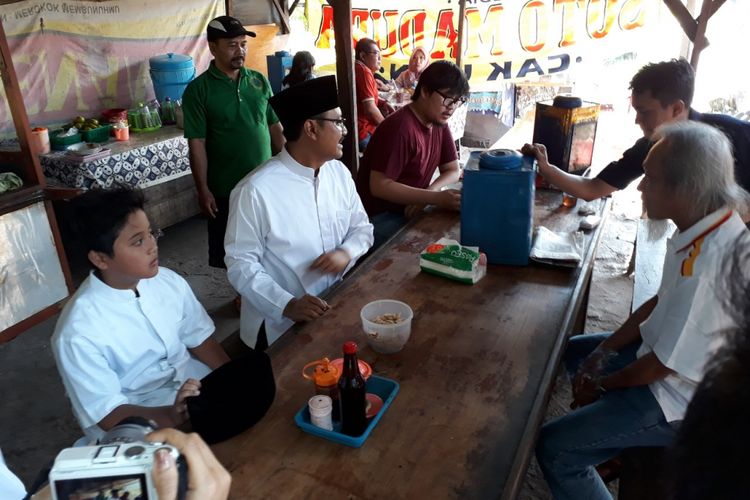 Gus Ipul nongkrong di warung soto Cak Ukin