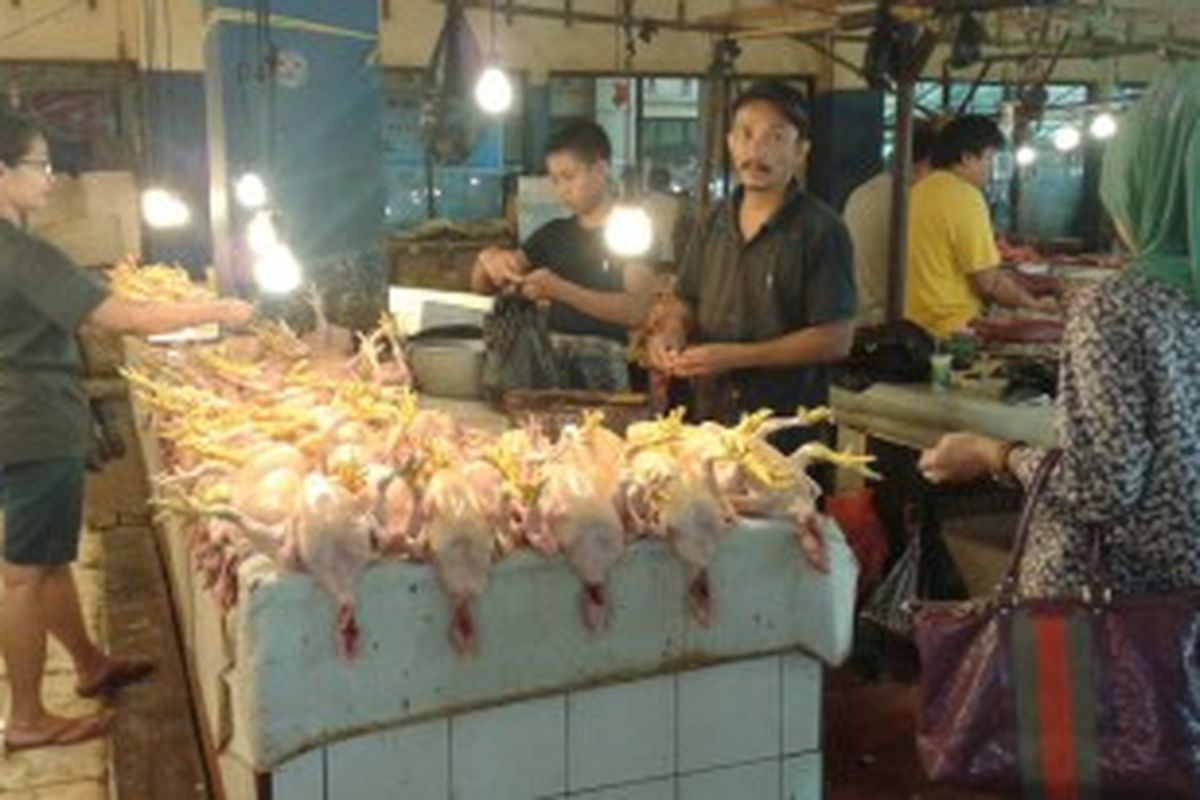 sehari pasca pengumuman harga BBM, sejumlah harga bahan pokok mulai naik di pasar tradisional di Kendari, Sulawesi Tenggara. 