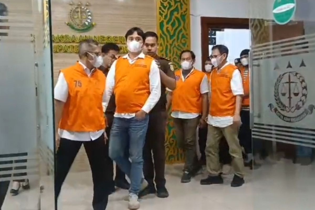 Kejari Kabupaten Cirebon Jawa Barat menunjukan tujuh tersangka di kantor nya pada Rabu (28/5/2025) malam.