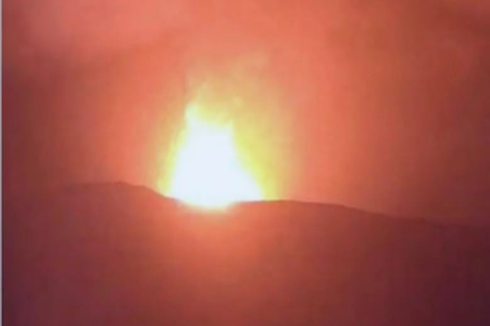 BMKG: Erupsi Gunung Anak Krakatau Melemah, Penyeberangan Merak-Bakauheni Aman