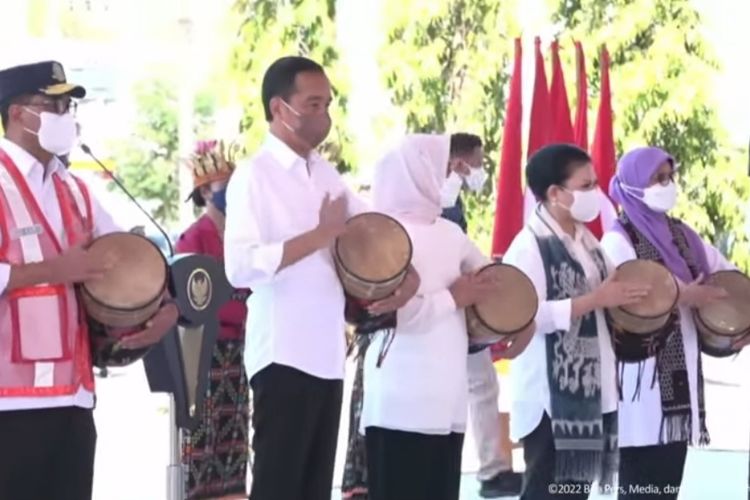 Presiden Joko Widodo memukul gendang sebagai tanda peresmian perluasan Bandara Komodo di Labuan Bajo, Nusa Tenggara Timur, Kamis (21/7/2022).