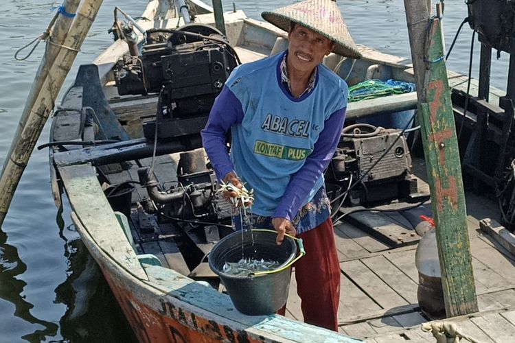 Sunardi, seorang nelayan asal Tambak Mulyo, Kota Semarang, Jawa Tengah (Jateng) saat mencari ikan di laut. Senin (20/5/2024).