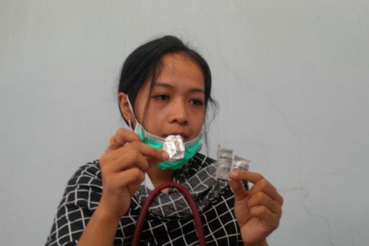 Vera Anjani memperlihatkan beberapa obat yang dikonsumsi ibundanya, Ai Atimah di RSUD R Syamsudin, Sukabumi, Jawa Barat, Senin (10/7/2017).