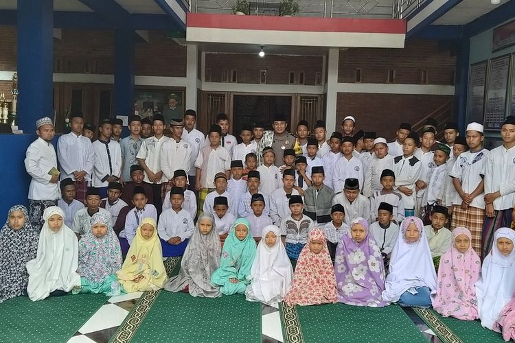 BERSAMA SANTRI--Bhabinkamtibmas Manjung-Wonogiri, Brigpol Eko Julianto bersama santrinya yang diasuh dari kalangan anak yatim dan dhuafa. Anggota Polres Wonogiri mendirikan pondok pesantren gratis yang dikhususkan tuntuk anak-anak yatim dan dhuafa.