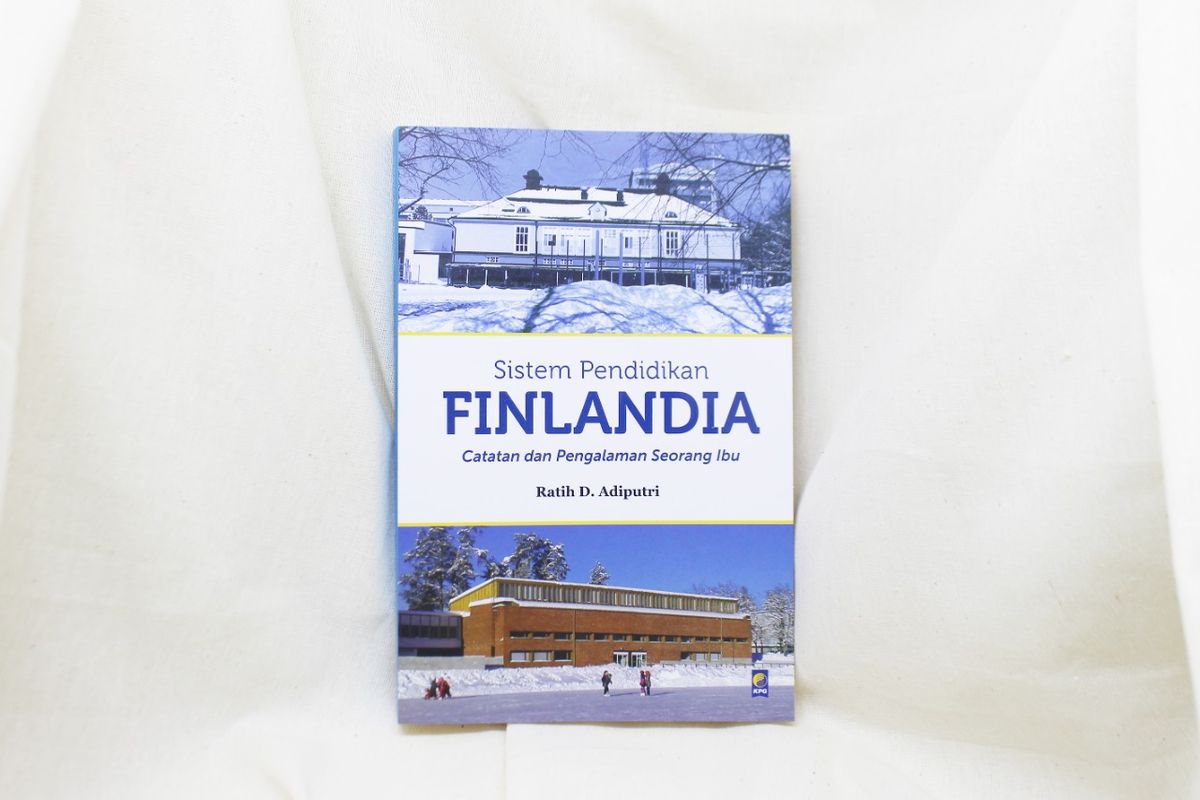 Sistem Pendidikan Finlandia (KPG, 2019) ditulis oleh Ratih D. Adiputri, akademisi Indonesia yang kini peneliti post-doc bidang ilmu politik di Universitas Jyväskylä, Finlandia Tengah.