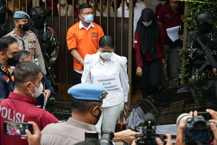 Tersangka Ferdy Sambo dan Putri Candrawathi  saat menjalani rekonstruksi kasus pembunuhan Brigadir J di rumah dinas Ferdy Sambo, Duren Tiga, Jakarta Selatan, Selasa (30/8/2022). Tim Khusus (Timsus) Polri menggelar rekonstruksi kasus pembunuhan berencana Brigadir J atau Nofriansyah Yosua Hutabarat.