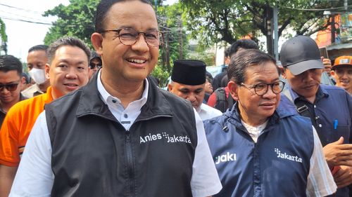 Disambut Warga Saat Blusukan Bareng Pramono, Anies: Jabat Tangannya Kenceng Bener!