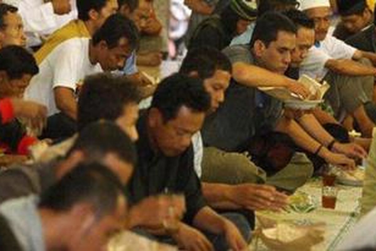 Warga mengikuti kegiatan buka puasa puasa bersama di Masjid Gede Kauman, Kota Yogyakarta, DI Yogyakarta, Senin (1/8/2011). Buka puasa pertama di bulan Ramadan 1432 Hijriah tersebut diikuti oleh ratusan orang. Acara sebelumnya diisi dengan acara siraman rohani. 