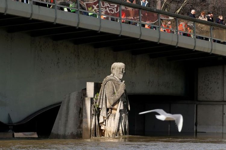 Patung Zouave, prajurti infanteri ringan Perancis saat Perang Crimea, menjadi penanda ketinggian air di Sungai Seine.