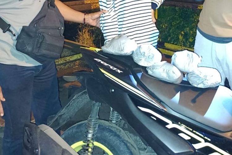 Dua pelajar berurusan dengan reserse kriminal Polsek Sentolo, Kulon Progo, Daerah Istimewa Yogyakarta, karena membawa 5,5 kilogram bubuk mercon.