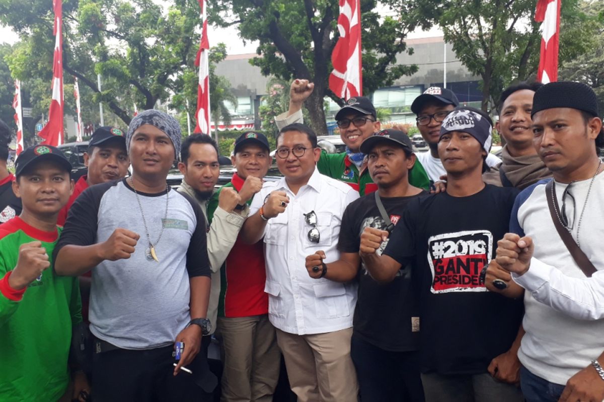 Wakil Ketua Umum Partai Gerindra Fadli Zon bersama para Buruh di Jalan Medan Merdeka Selatan, Jakarta Pusat, Jumat (10/8/2018).