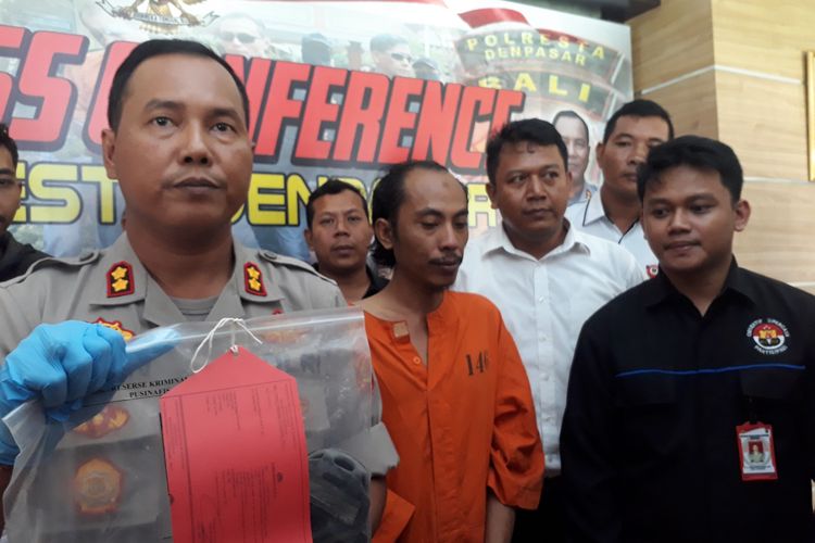 Pelaku pembunuhan Senawati Candra saat di Mapolres Denpasar, Jumat (7/2/2020).