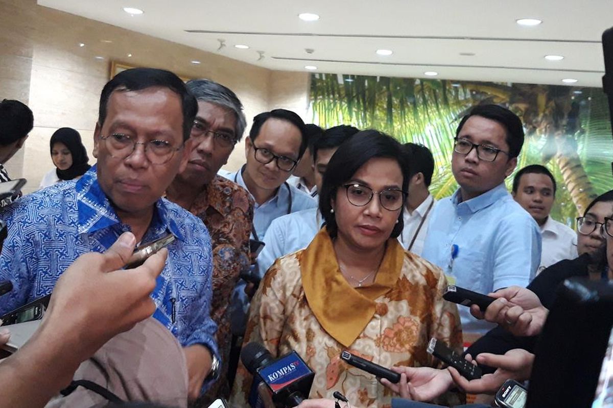 Direktur Jenderal Pajak Robert Pakpahan, Wakil Menteri Keuangan Mardiasmo dan Menteri Keuangan Sri Mulyani Indrawati (kiri ke kanan) saat memberi penjelasan kepada awak media di Jakarta, Rabu (12/6/2019).