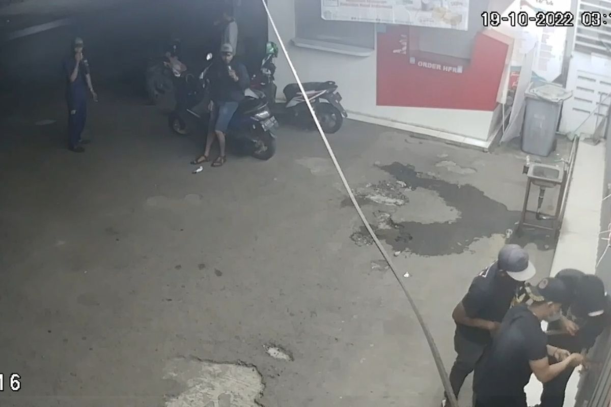 Tangkapan layar dari kamera CCTV lokasi kejadian perampokan Alfamidi di Mekarsari Barat, Desa Mekarsari, Tambun Selatan, Kabupaten Bekasi. Akibat dari perampok itu, total kerugian ditaksir hingga Rp 80 juta.