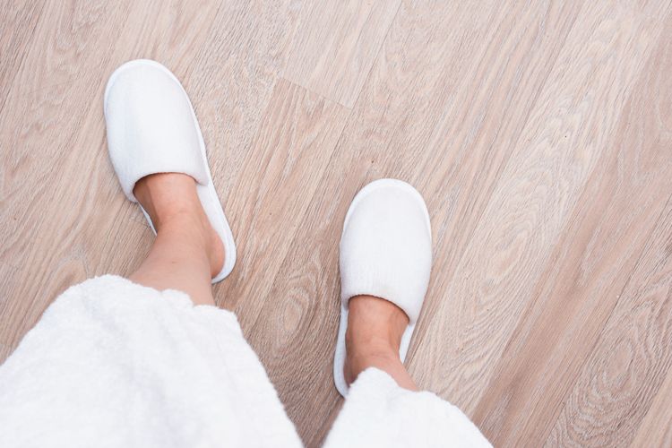 Ini Alasan Mengapa Penting untuk Selalu Memakai Sandal di Kamar Hotel