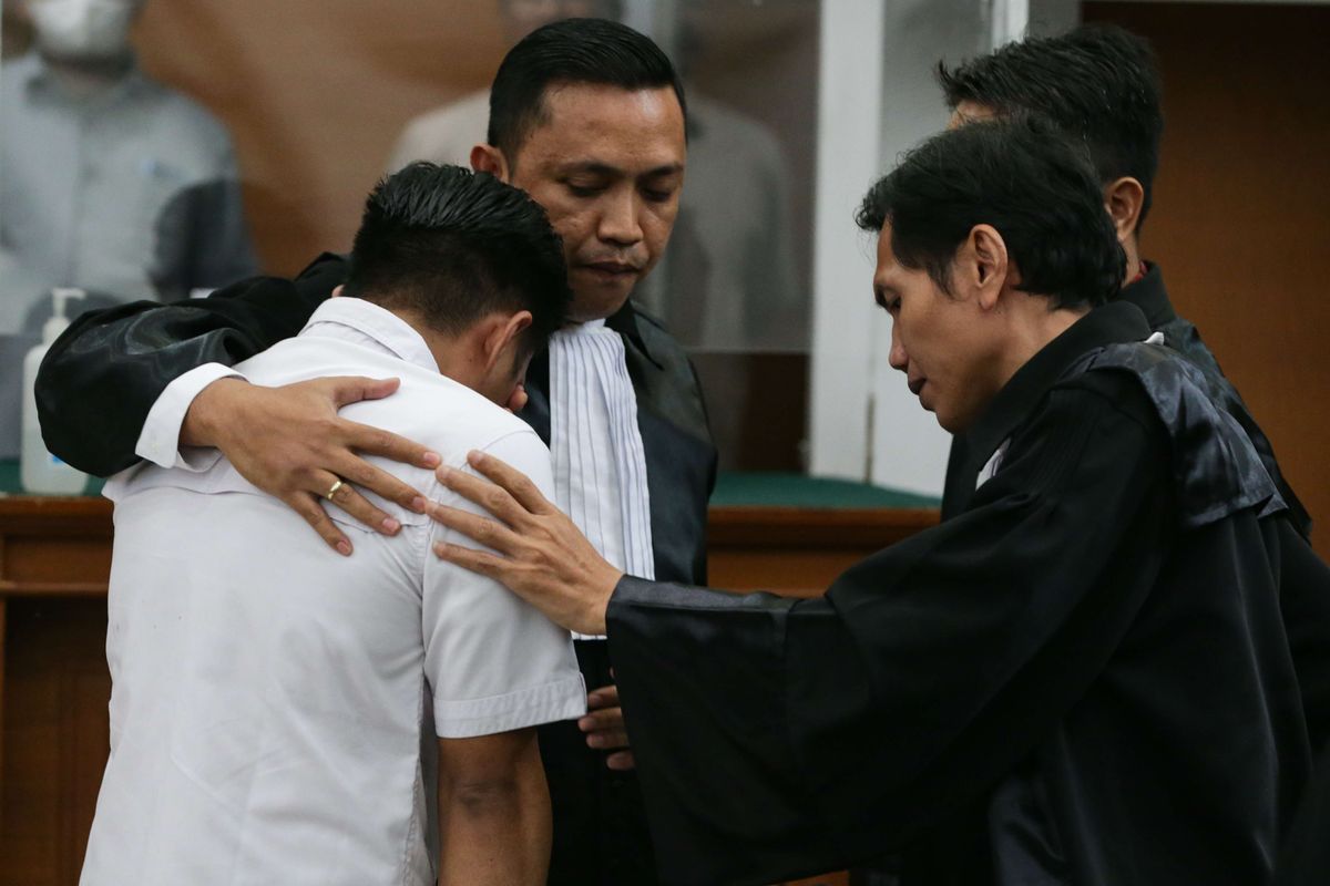 Terdakwa kasus pembunuhan berencana Brigadir Nofriansyah Yosua Hutabarat atau Brigadir J, Richard Eliezer tak kuasa menahan keharuan usai Jaksa Penuntut Umum membacakan tuntutan di Pengadilan Negeri Jakarta Selatan, Rabu (18/1/2023). Richard Eliezer dituntut hukuman 12 tahun penjara.