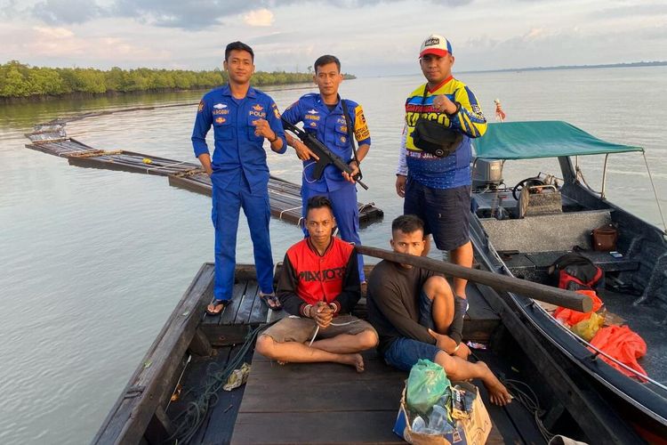 Petugas Polairud saat mengamankan dua orang tersangka dan barang bukti kayu ilegal di Perairan Pulau Padang, Kabupaten Kepulauan Meranti, Riau, Kamis (2/4/2020).