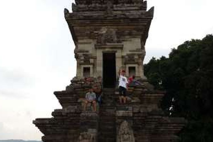 Sejumlah wisatawan saat berfoto selfie dengan latar Candi Jawi di Desa Candi Wates, Kecamatan Prigen, Kabupaten Pasuruan, Jawa Timur, Kamis (5/5/2016). Candi yang dibangun pada abad ke XIII ramai dikunjungi wisatawan pada hari pertama libur panjang.