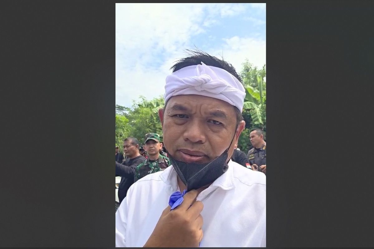 Gubernur Jawa Barat, Dedi Mulyadi, menengok lokasi kejadian dan keluarga korban tewas ledakan amunisi di Desa Sagara, Kecamatan Cibalong, Garut, Selasa (13/5/2025).