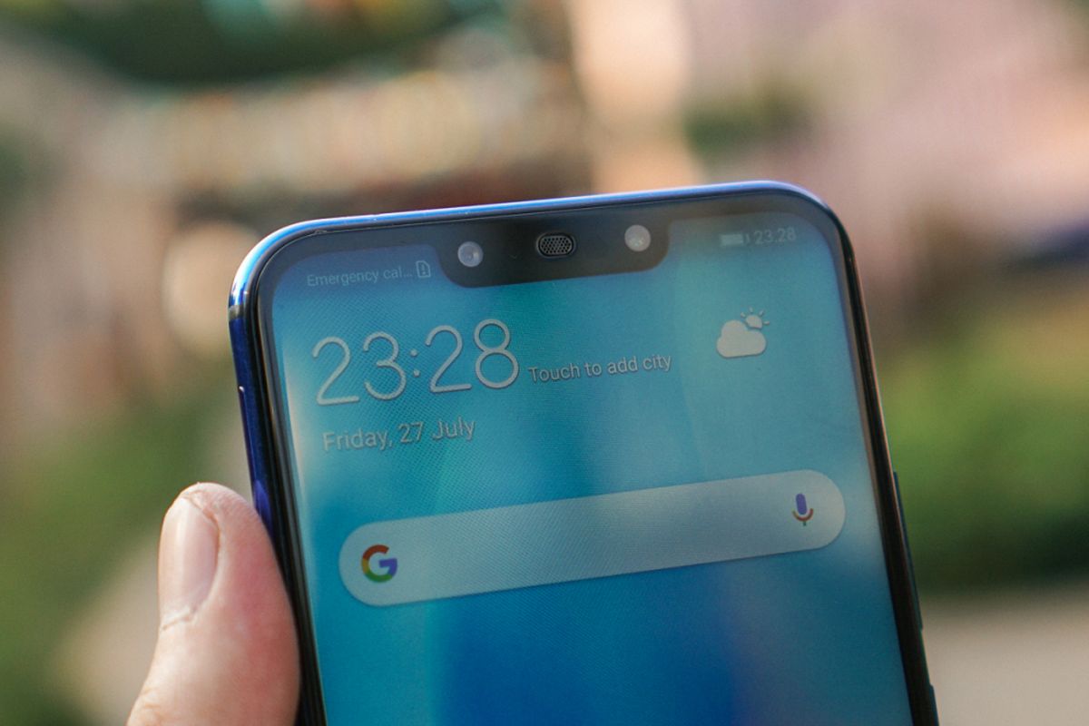 Sepasang kamera depan Huawei Nova 3i tersemat di bagian notch layar, mengapit earpiece.