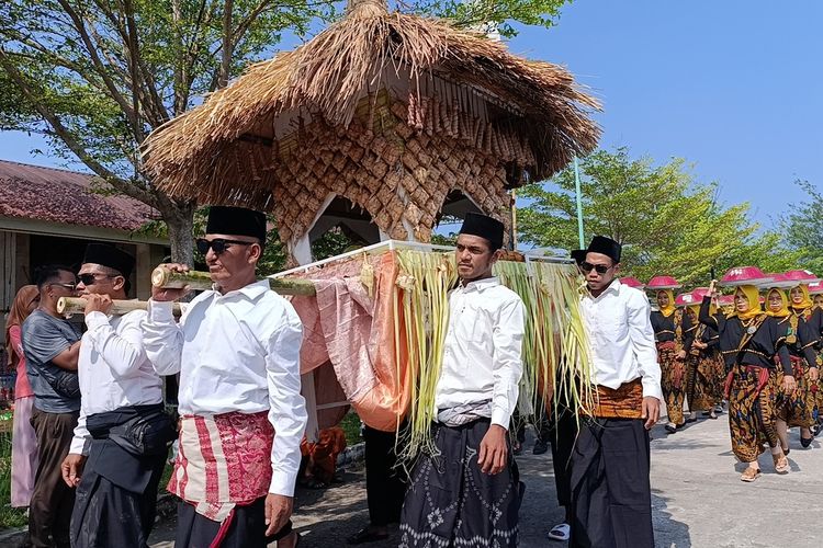 Warga Berebut Ketupat dalam Perayaan 