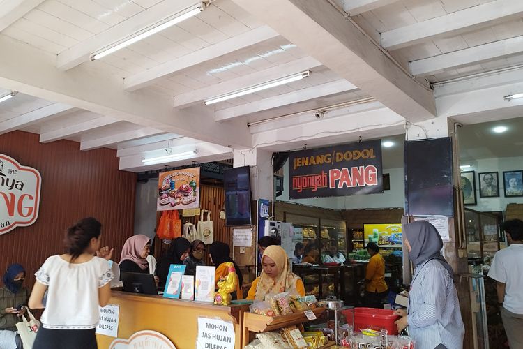 Suasana di Toko Oleh-Oleh Nyonya Pang