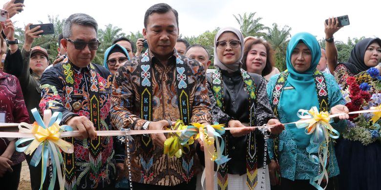 Menteri Kependudukan dan Pembangunan Keluarga (Mendukbangga)/Kepala BKKBN Wihaji dalam peluncuran program Taman Asuh Sayang Anak (Tamasya) di Tempat Penitipan Anak (TPA) Tunas Harapan milik PT Dharma Satya Nusantara Tbk (DSN), Kabupaten Kutai Timur, Kalimantan Timur (Kaltim), Selasa (27/5/2025). 