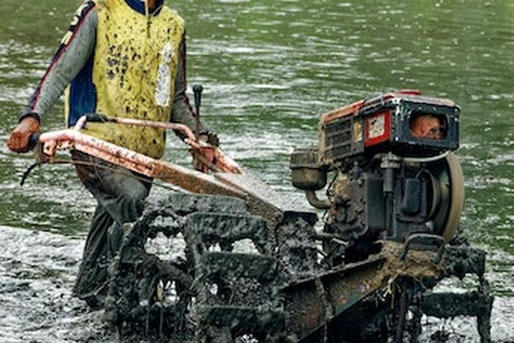 Ilustrasi traktor roda dua