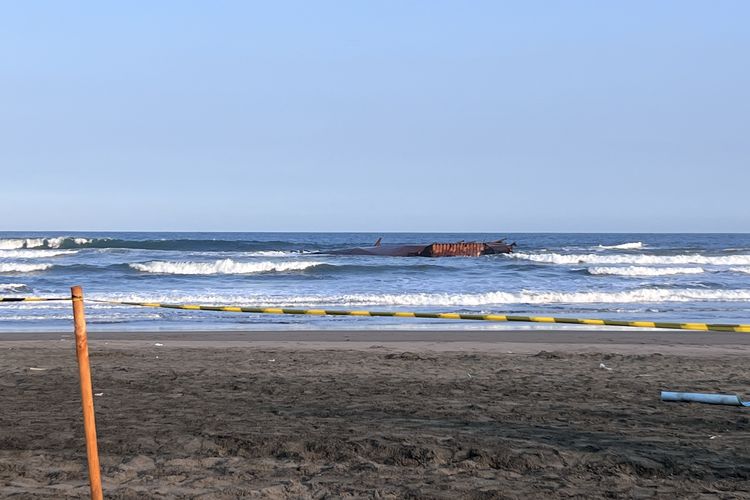Hasil Uji Lab: Tumpahan Batu Bara Tongkang Nautica 22 Diduga Cemari Laut Pangandaran 