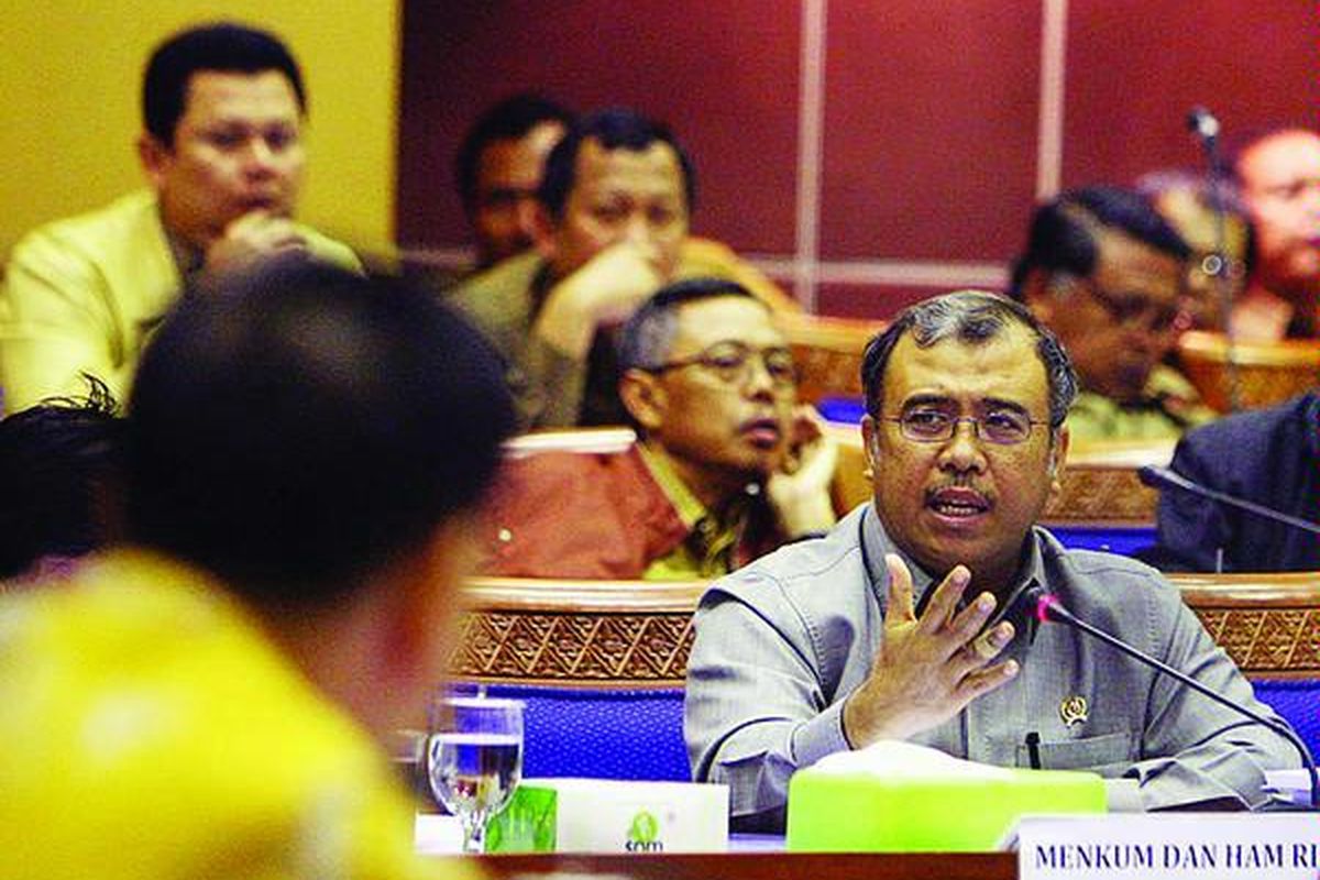 Menteri Hukum dan Hak Asasi Manusia Patrialis Akbar bersama jajarannya saat mengikuti rapat kerja dengan anggota Komisi III DPR di Gedung DPR, Jakarta.