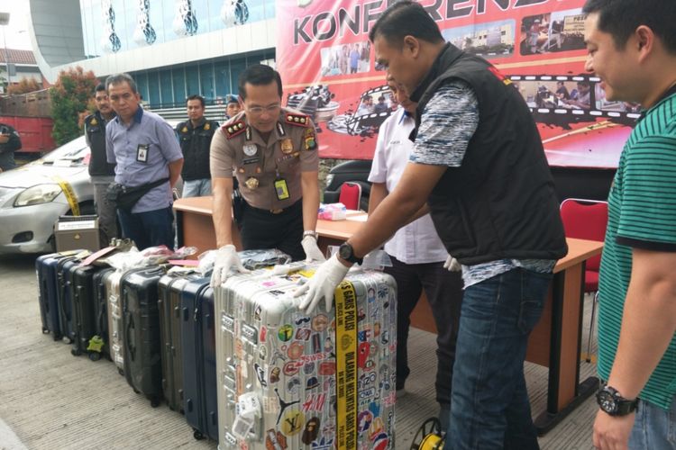Kapolres Bandara Soekarno-Hatta AKBP Viktor Togi Tambunan saat merilis kasus pencurian 10 buah koper oleh rwmaja berusia 15 tahun di Mapolresta Bandara Soekarno-Hatta, Minggu (27/5/2018).