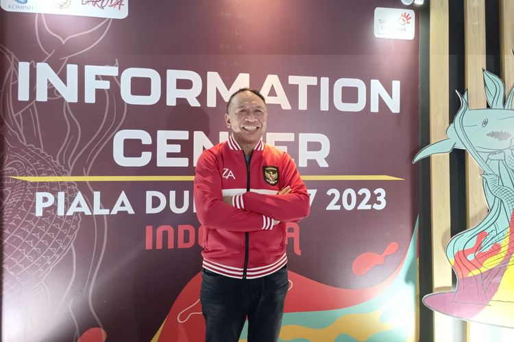 Zainudin Amali berpose di sela-sela kunjungannya ke Media Information Center Piala Dunia U17 2023 di Surabaya pada Minggu (12/11/2023).