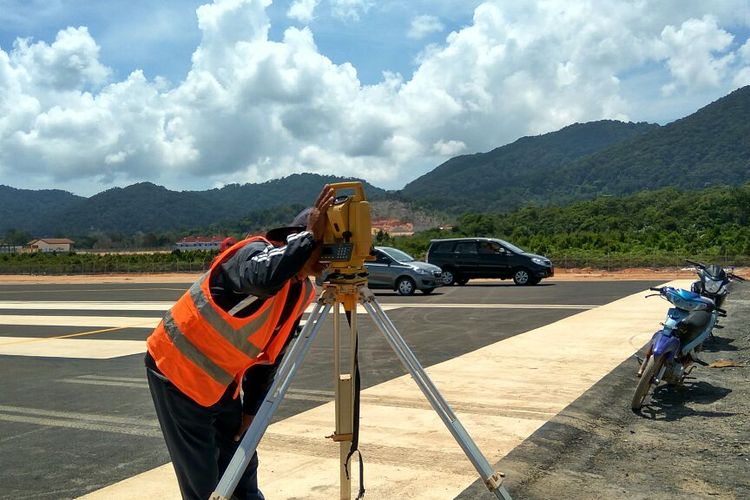 Pembangunan Bandara Letung di Kabupaten Kepulauan Anambas, Provinsi Kepulauan Riau, Minggu (26/2/2017)
