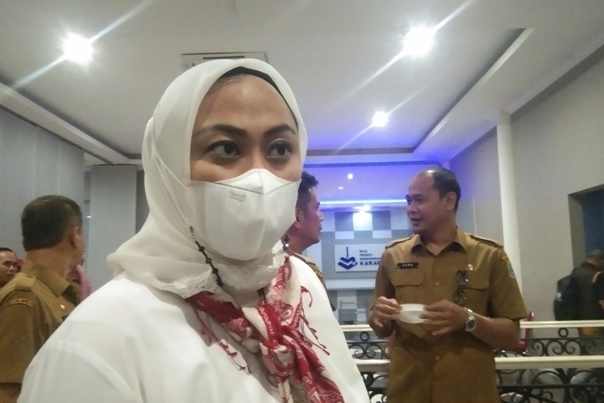 Bupati Karawang Cellica Nurrachadiana