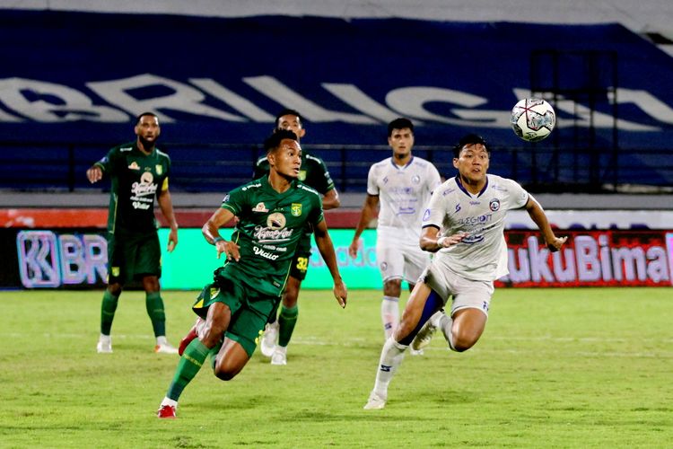 Pemain Persebaya Surabaya Koko Ari mengejar bola bersama pemain Arema FC Feby Eka Putra pada pertandingan pekan 27 Liga 1 2021-2022 dengan skor 1-0 di Stadion Kapten I Wayan Dipta Gianyar, Rabu (23/2/2022) malam.