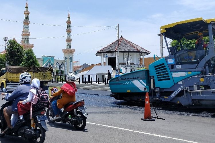 Alat berat diterjunkan untuk pengaspalan sekitar kawasan Alun-alun Kota Tegal, Jawa Tengah dengan bahan aspal berkualitas setara Sirkuit Mandalika, Selasa (11/10/2022).