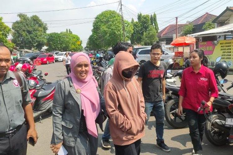 Adik Pegi Setiawan, Lusiana (jaket cokelat) saat tiba di Mapolres Cirebon Kota didampingi dua kuasa hukumnya, Selasa (28/5/2024). 
