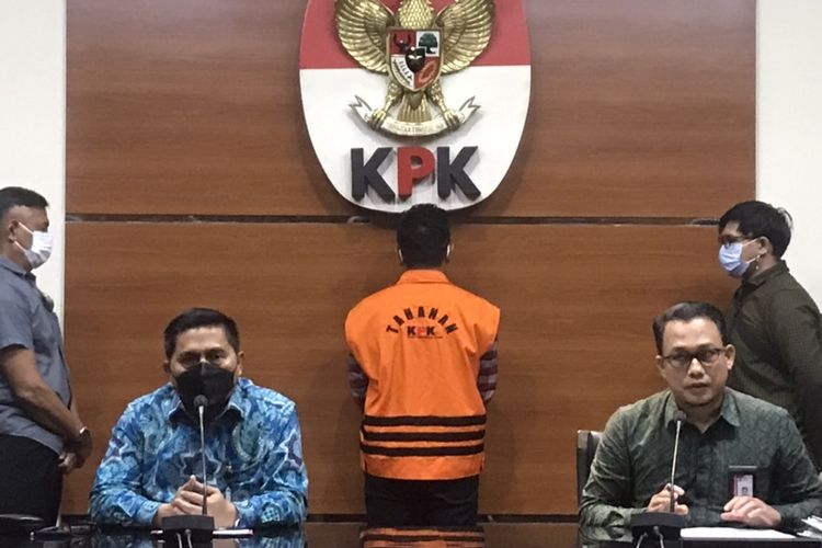 Deputi Penindakan KPK Karyoto dan Pelaksana Tugas Juru Bicara KPK Ali Fikri dalam konferensi pers pengumuman tersangka kasus suap pengajuan pinjaman dana Pemulihan Ekonomi Nasional (PEN) Daerah Tahun 2021 untuk Kabupaten Kolaka Timur di Gedung Merah Putih KPK, Jakarta, Kamis (27/1/2022).