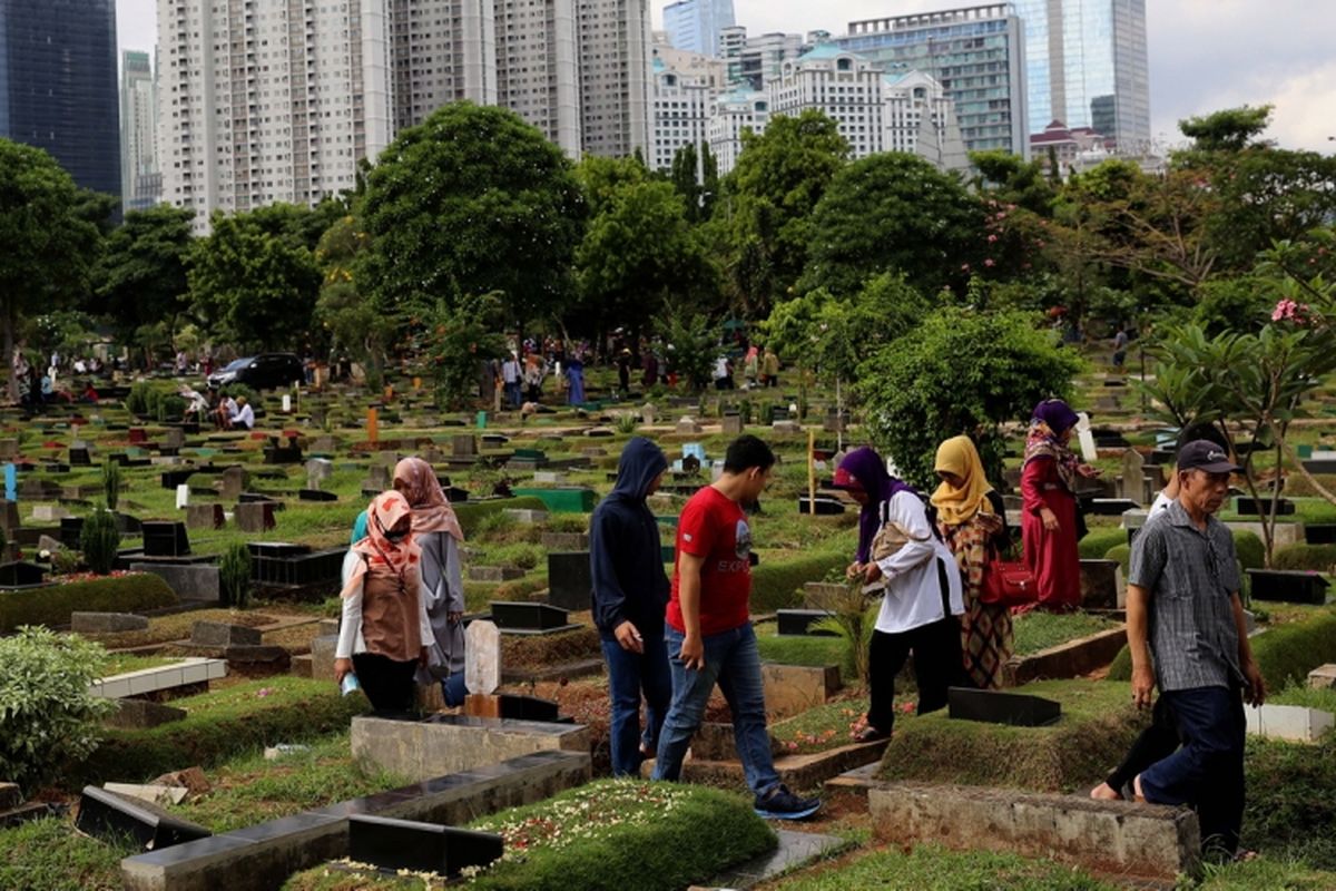 Sejumlah peziarah meninggalkan taman pemakaman umum (TPU) Karet Bivak, Tanah Abang, Jakarta Pusat, Senin (26/6/2017). Ziarah kubur, bagi umat muslim menjadi tradisi yang dilakukan setiap bulan suci Ramadhan sampai dengan hari raya lebaran Idul Fitri.