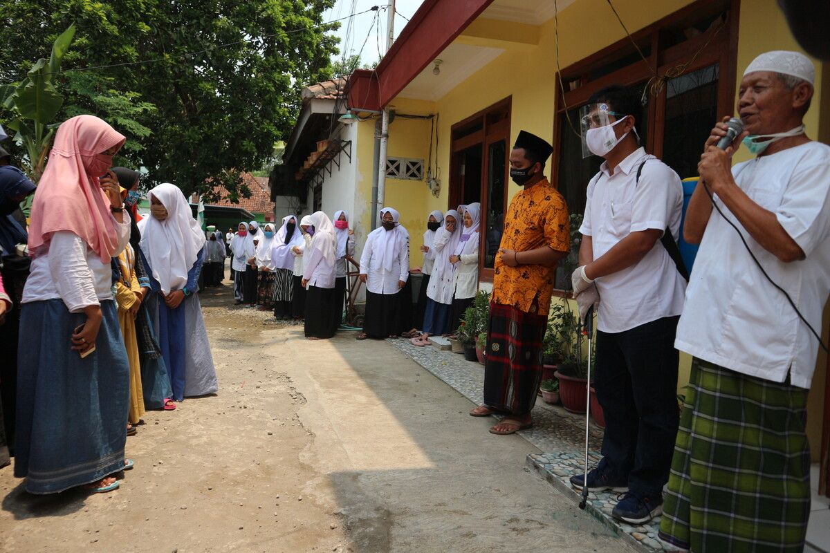 Suasana penyambutan 15 santri yang dinyatakan sembuh dari Covid-19, di Pondok Pesantren Tahfidzul Quran (PPTQ) Darussalam di Desa Gondek, Kecamatan Mojowarno, Kabupaten Jombang, Jawa Timur, Rabu (30/9/2020).
