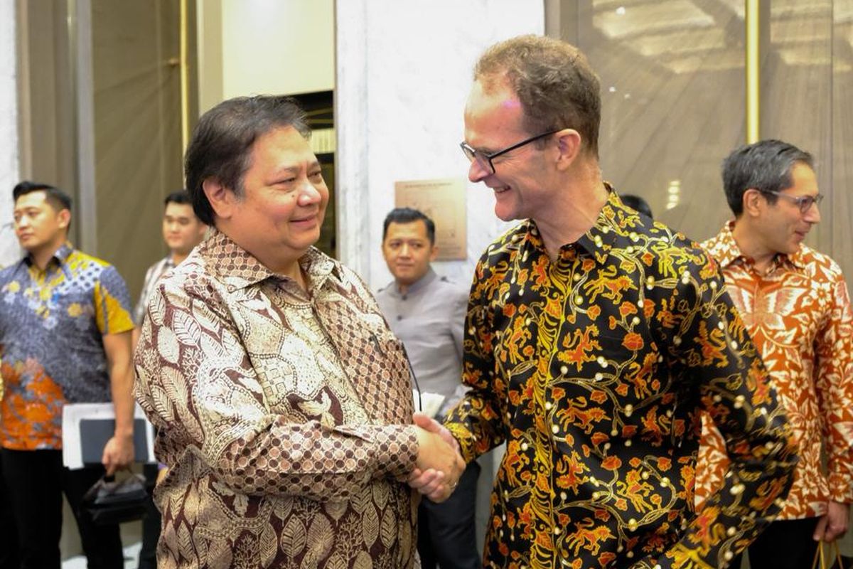 Menko Perekonomian Airlangga Hartarto bersama Duta Besar Britania Raya untuk Indonesia dan Timor Leste Dominic Jermey.