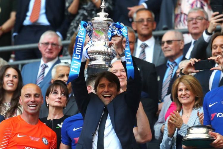 Pelatih Chelsea, Antonio Conte, mengangkat trofi Piala FA setelah memenangkan final Piala FA melawan Manchester United di Stadion Wembley, Sabtu (19/5/2018).