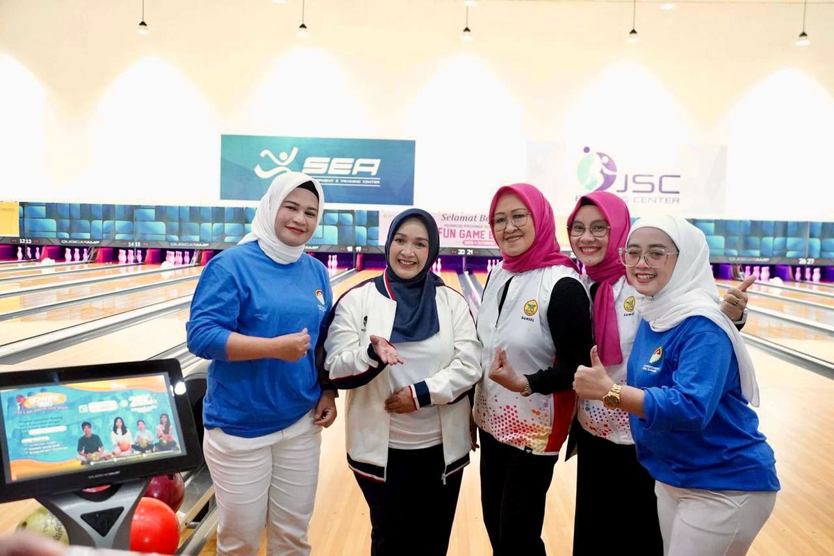 Penjabat (Pj) Ketua Tim Penggerak Pemberdayaan Kesejahteraan Keluarga (TP PKK) Sumatera Selatan (Sumsel) Tyas Fatoni saat menghadiri kegiatan Fun Game Bowling Perwosi Sumsel 2024 di Bowling Center Jakabaring, Palembang, Sumatera Selatan, Sabtu (24/2/2024).