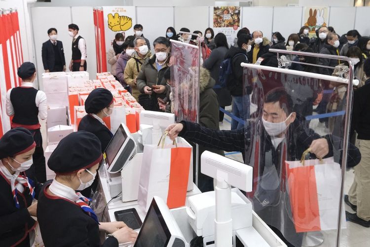 Orang-orang membeli fukubukuro atau tas belanja keberuntungan (lucky bags) di salah satu pusat perbelanjaan di Tokyo, Jepang, pada Sabtu (1/1/2022) di tengah pandemi Covid-19 varian Omicron. 