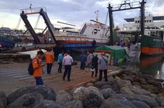 "Ramp Door" Kapal Patah di Pelabuhan Ketapang, Truk Bermuatan 40 Ton Tepung Tercebur ke Laut