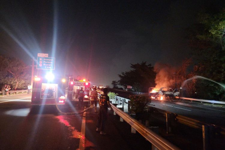 Dua unit kendaraan pemadam kebakaran sedang melakukan pembasahan di lokasi kejadian truk TNI terbakar di ruas Jalan Tol Gempol-Pandaan, Selasa (06/05/2025) 