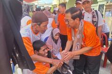 Pramono Beri Minum Penyandang Disabilitas yang Kehausan Saat Kampanye di Koja