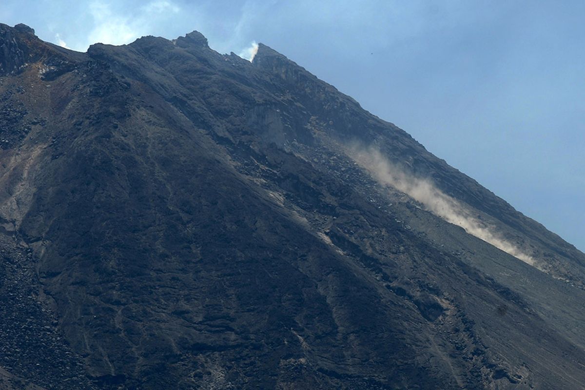 Aktivitas guguran kecil material Gunung Merapi terlihat di Tlogolele, Selo, Boyolali, Jawa Tengah, Jumat (6/11/2020). Berdasarkan data laporan Balai Penyelidikan dan Pengembangan Teknologi Kebencanaan Geologi (BPPTKG) per enam jam pada pukul 06.00-12.00 WIB tercatat aktivitas kegempaan guguran sebanyak 10 dan amplitudo 6-30 mm dengan durasi 19,5-86,12 detik.